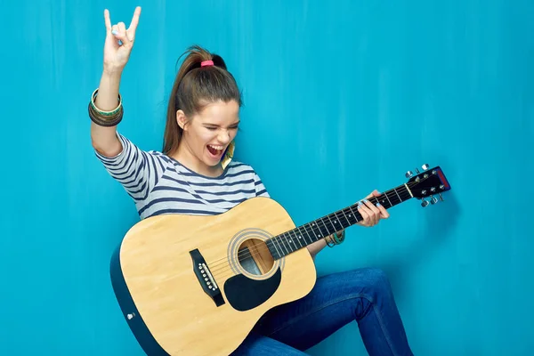 Kvinna Anläggning Gamla Gitarr Och Visar Rock Logga Blå Vägg — Stockfoto