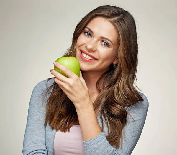 Primer Plano Retrato Cara Mujer Sonriente Con Manzana Verde — Foto de Stock