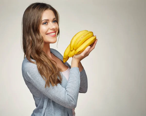 Portret Van Lachende Vrouw Bedrijf Rijpe Bananen — Stockfoto