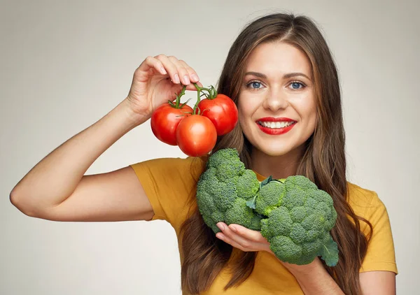 Mujer Sonriente Sosteniendo Tomates Brócoli Sobre Fondo Beige —  Fotos de Stock