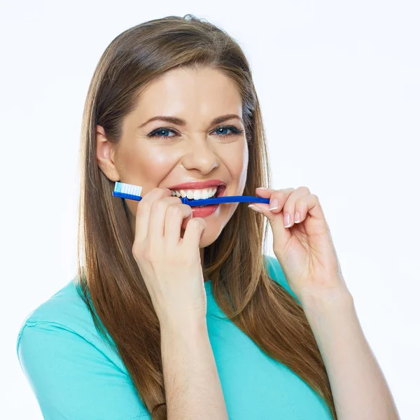 Divertido cara de mujer sosteniendo cepillo de dientes en la boca . — Foto de Stock