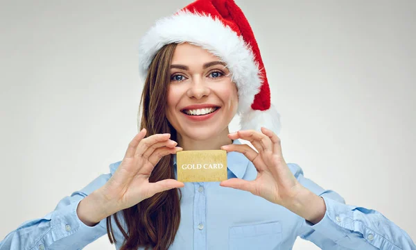 Sorrindo Mulher Negócios Santa Chapéu Segurando Cartão Crédito Dourado — Fotografia de Stock