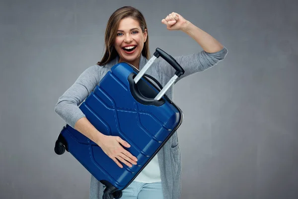 Mujer joven sosteniendo la maleta azul — Foto de Stock