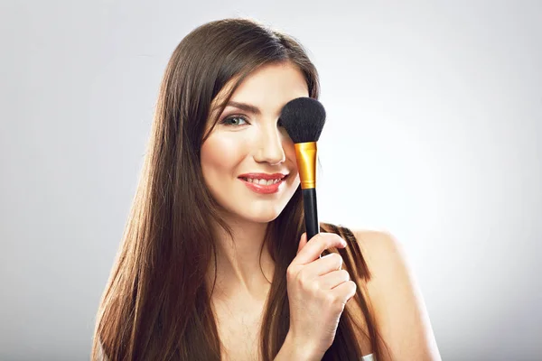 Mujer hermosa aplicación de maquillaje con cepillo . —  Fotos de Stock