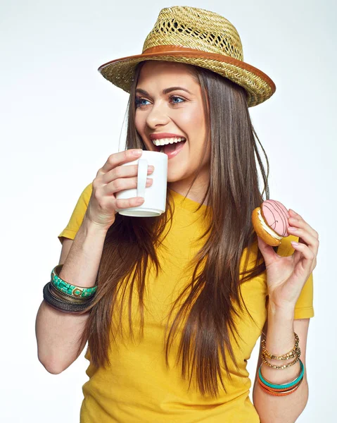 Uśmiecha się kobieta trzymać kawy kubek z ciasta. — Zdjęcie stockowe