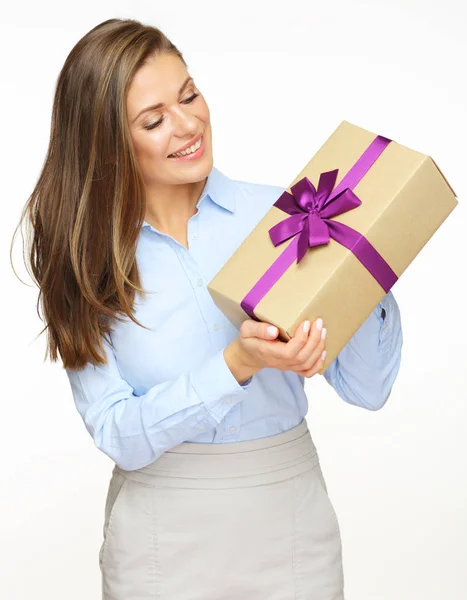 Femme d'affaires portant un costume d'affaires noir tenant une petite boîte cadeau — Photo