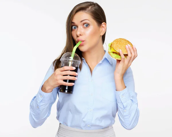 Glückliche Frau Trinkt Cola Und Hält Burger Auf Hellem Hintergrund — Stockfoto