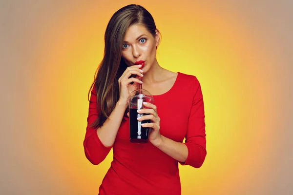 Una mujer bebiendo cola. Chica sonriente vestida de rojo — Foto de Stock
