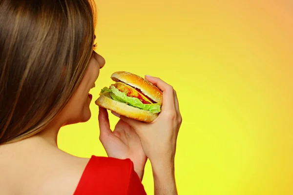 Powrót Widzenia Piękna Kobieta Czerwonej Sukience Gospodarstwa Burger Żółtym Tle — Zdjęcie stockowe