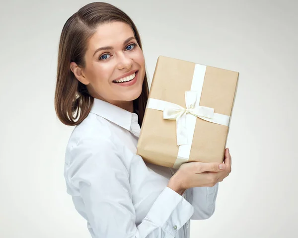 Feliz Mujer Negocios Camisa Sosteniendo Caja Regalo Papel Con Cinta —  Fotos de Stock