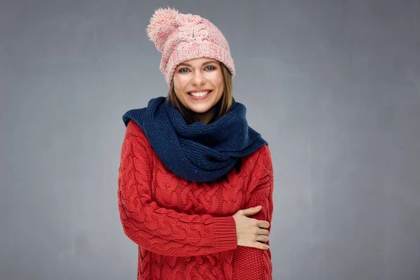 Retrato de jovem mulher vestindo cachecol e inverno quente de malha cl — Fotografia de Stock