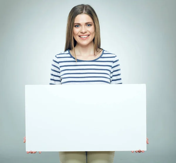 Uśmiechnięta kobieta trzyma jak nosisz biały sztandar paski. — Zdjęcie stockowe