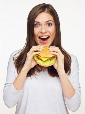 yakın çekim portre çekici kadın burger ısırma 