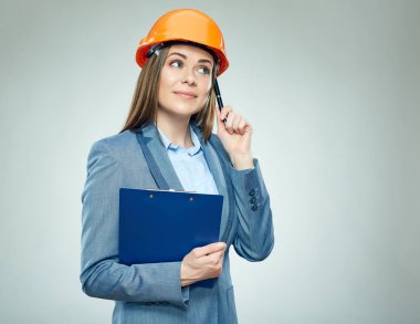 işkadını giyen Oluşturucusu kask pano ile kalem tutan gülümseyerek 