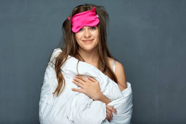 battaniye ve gözleri bağlı göz maskesi gri arka plan, sağlıklı uyku kavramı üzerinde uyku için çekici kadın 