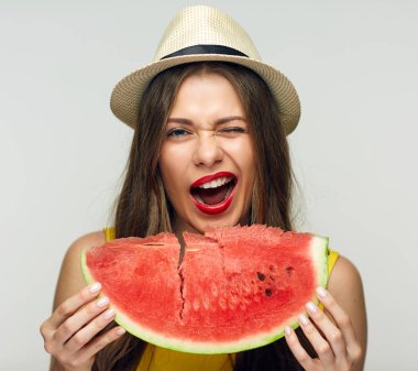 Kırmızı dudaklar büyük dilim karpuz holding ile gülümseyen kadın 