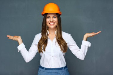 Ürün için boş elele gülümseyen kadın Oluşturucu.