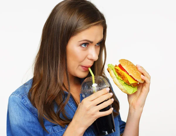 Mulher Feliz Jeans Saia Beber Cola Segurando Hambúrguer Isolado Fundo — Fotografia de Stock