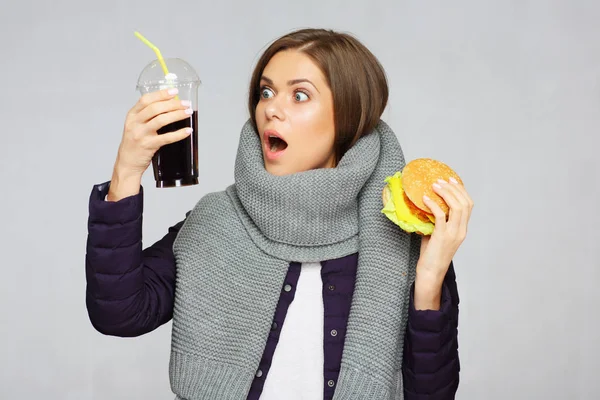 Vrouw Dragen Winter Sjaal Holding Hamburger Met Cola Glas — Stockfoto