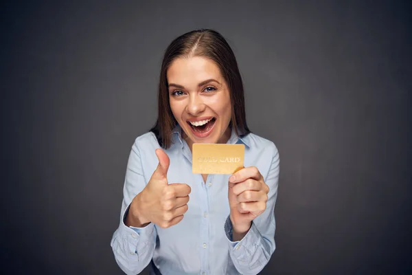 Lächelnde Frau Businesskleidung Mit Kreditkarte Und Hochgerecktem Daumen — Stockfoto