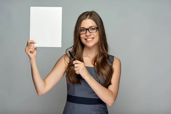 Mujer Negocios Sonriente Señalando Con Pluma Bandera Blanca Vacía Mano —  Fotos de Stock