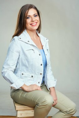 tahta sandalyede oturan genç gülümseyen kadın portresi stüdyo 