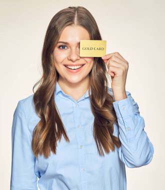 gömlekli göz karşı kredi kartı tutan genç iş kadını