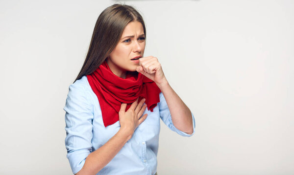 кашель больная женщина в синей рубашке и красный шарф на сером фоне стены
 