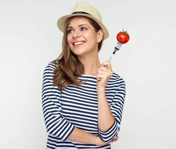 Sonriente Mujer Joven Sosteniendo Tomate Tenedor Concepto Dieta — Foto de Stock