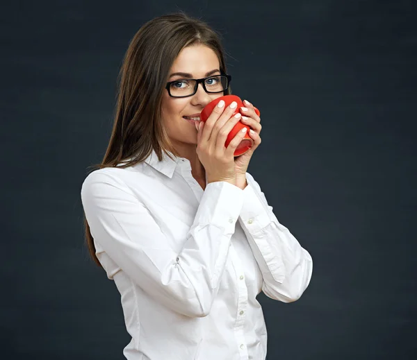 Donna d'affari sorridente con tazza di caffè — Foto Stock