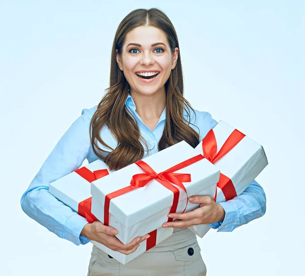 Sonriente Mujer Negocios Con Camisa Sosteniendo Montón Regalos — Foto de Stock