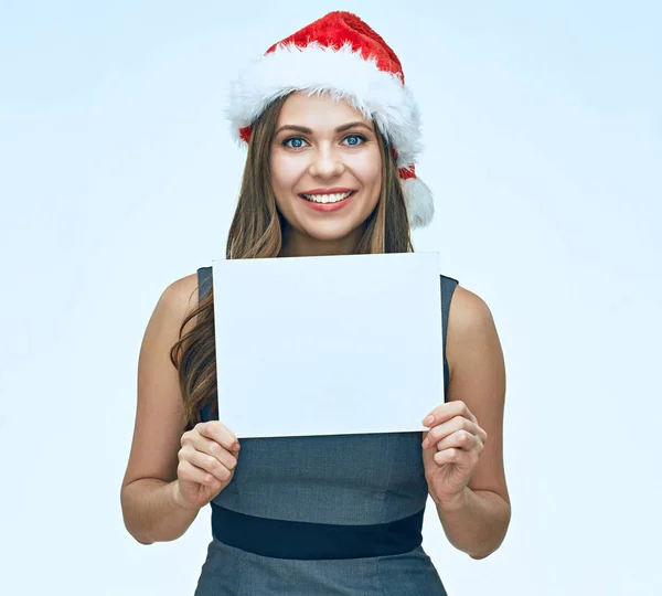 身穿灰色礼服和圣诞老人帽子的女商人持有白色标牌板 — 图库照片