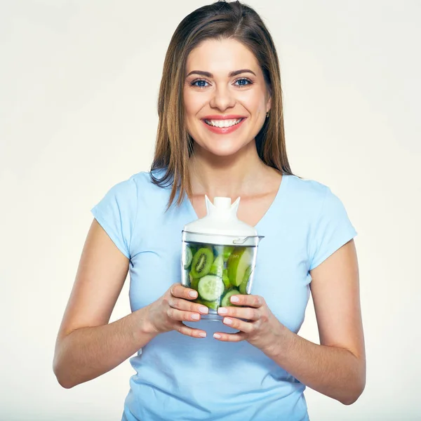 Mujer Joven Sonriente Sosteniendo Licuadora Con Ingredientes Batido Verde — Foto de Stock