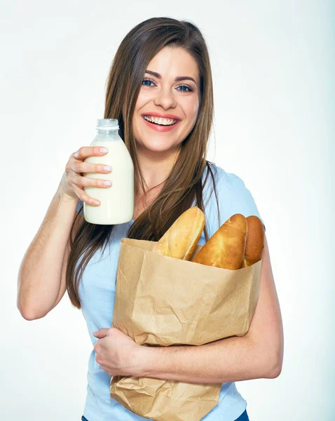 Mujer Sonriente Sosteniendo Botella Leche Bolsa Papel Con Pan —  Fotos de Stock