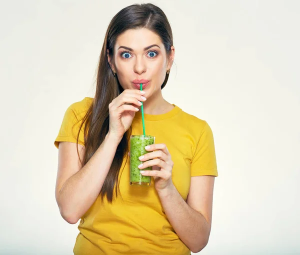 Mujer Joven Bebiendo Jugo Batido Verde Mirando Cámara — Foto de Stock