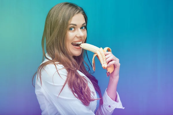 Mujer Sonriente Comiendo Plátano Sobre Fondo Azul — Foto de Stock