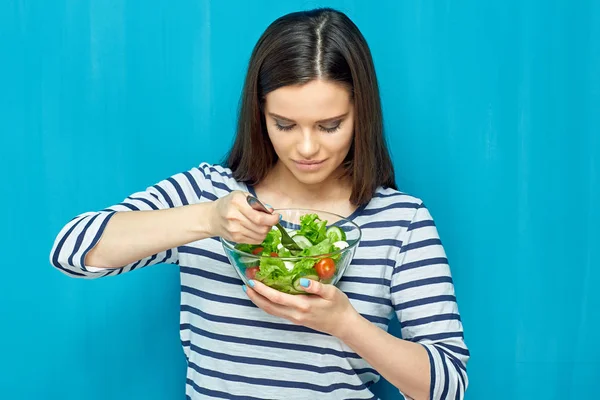 Mujer Joven Sonriente Comiendo Ensalada Verde Cuenco Vidrio Concepto Comida —  Fotos de Stock