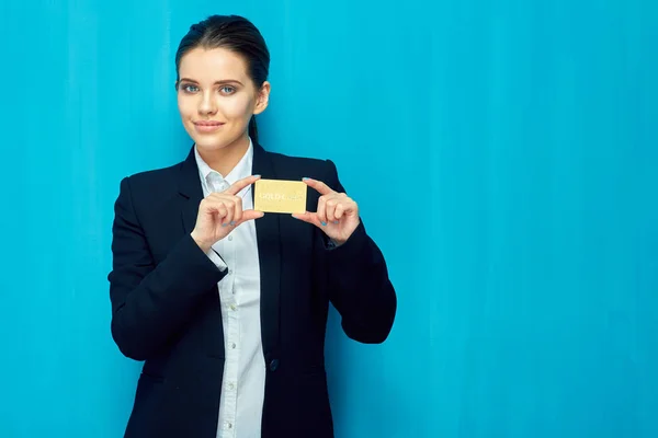 Mladá Žena Držící Kreditní Kartu Pozadí Modré Zdi — Stock fotografie