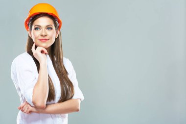 kadın danışman olarak gayrimenkul satın almak ışık arka plan üzerinde poz turuncu güvenlik kask içinde gülümseyen portresi 