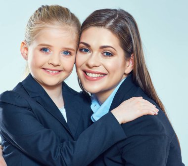 işkadını kucaklama kız mavi arka plan üzerinde gülümseyen 