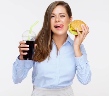 Beyaz arka plan üzerinde izole cola ile lezzetli burger tutan gülümseyen kadın portresi