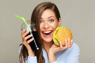 kadın holding lezzetli burger kola ışık arka plan üzerinde gülümseyen portresi
