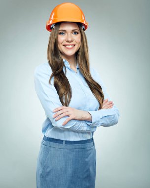 işkadını Oluşturucusu'nda kask ayakta çapraz silah ile gülümseyen 