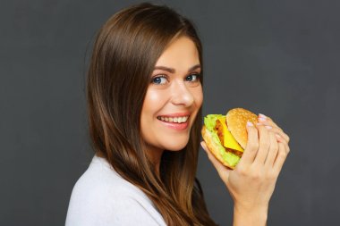 lokanta hamburger yeme genç çekici kadın portresi 