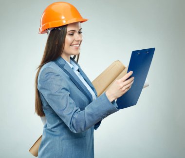 holding kağıt planı ve Pano kask içinde kadın mühendis portresi 