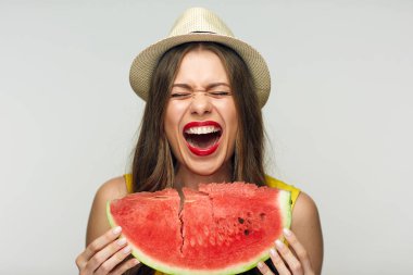Kırmızı dudaklar büyük dilim karpuz holding ile gülümseyen kadın 