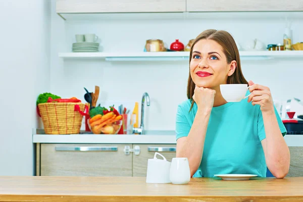 Uśmiechający Się Dorywczo Ubranej Kobiety Picie Kawy Kuchni Domu — Zdjęcie stockowe