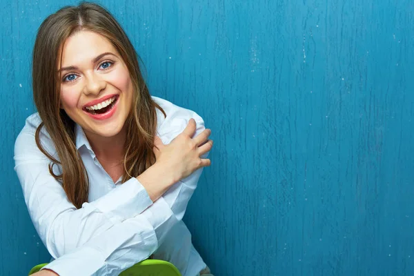 Retrato Mujer Feliz Con Sonrisa Dentada Sentado Silla Verde Sobre — Foto de Stock