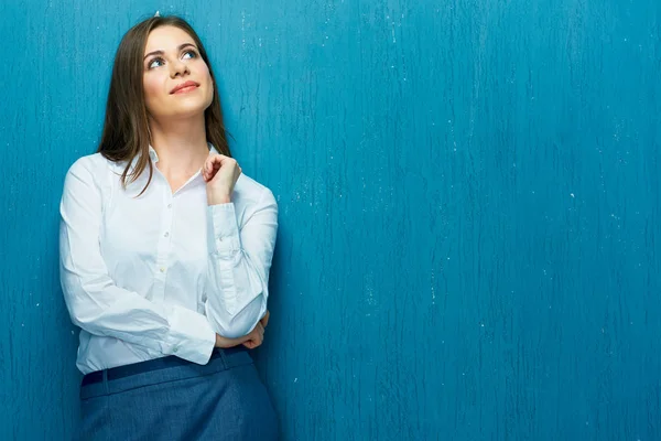 Mulher Negócios Pensativa Camisa Branca Olhando Para Cima Fundo Azul — Fotografia de Stock