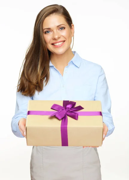 Mulher Feliz Segurando Caixa Presente Papel Com Fita Violeta — Fotografia de Stock